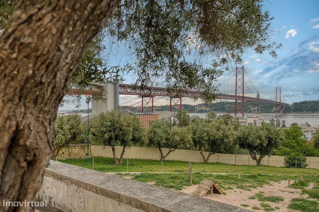 Apartamento T2 Renovado no Último Andar em Alcântara-23