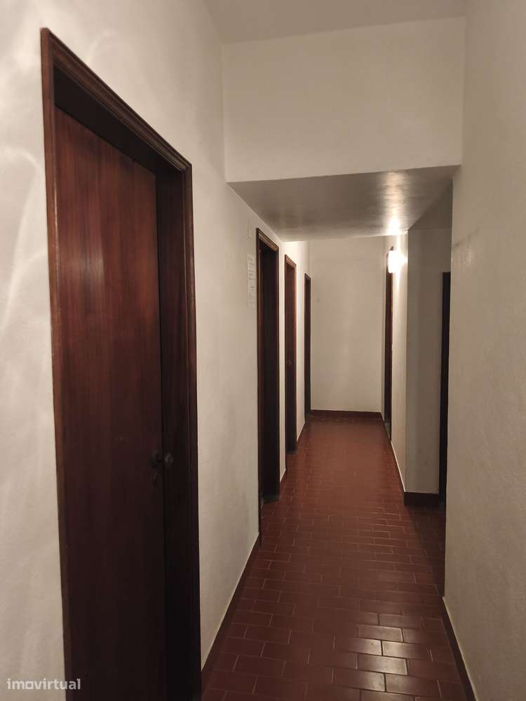 T2 Bem Conservado na Rua José Cardoso Pires, Areias, Estoril.-27