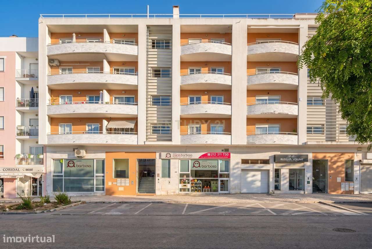 Apartamento T2 em Montijo com Parqueamento e Varandas-0