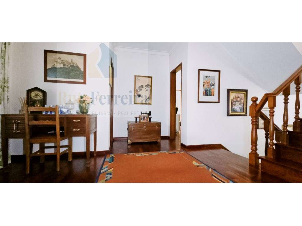 Moradia T5 com jardim privado e garagem !!-33