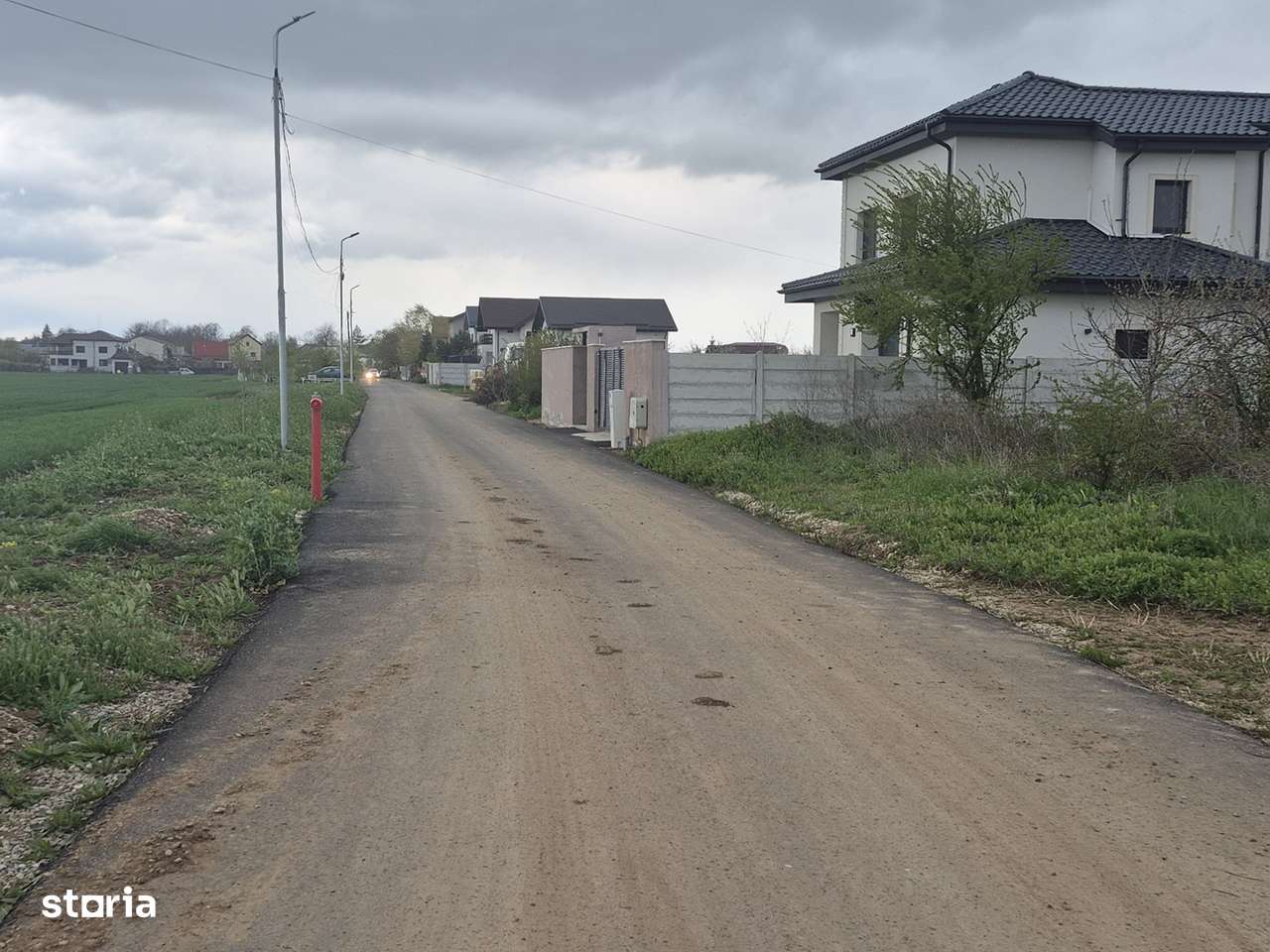 Teren langa case cu utilitati, lac la 300 metri,700 mp, 41500 euro-11