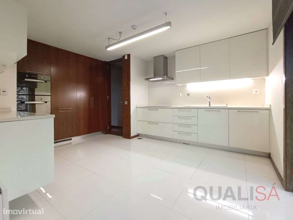 Apartamento T4 com varandas e garagem para duas viaturas localizado... - Grande imagem: 4/43