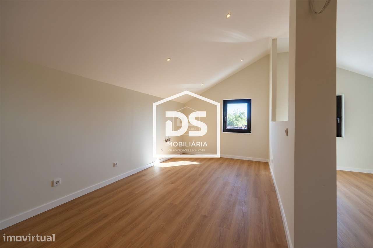 Moradia T4 + T1 com amplo terreno e espaços de lazer em Juncal, Porto-35