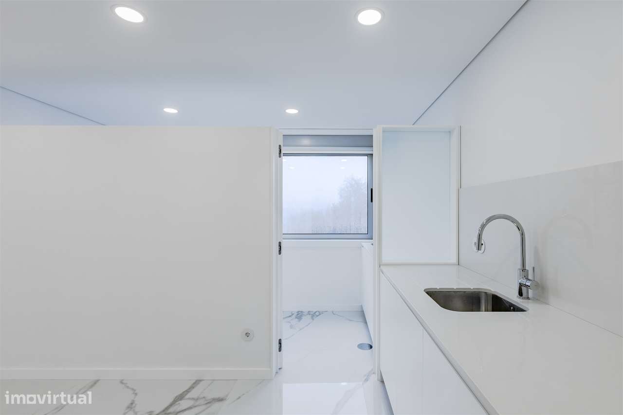 Apartamento T3 Renovado com Varandas na Avenida da Boavista-10