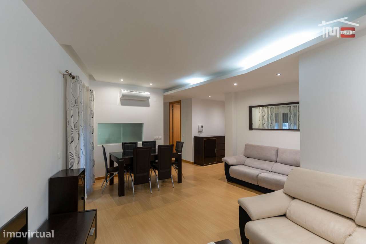 APARTAMENTO T2 SEMI NOVO TOTALMENTE MOBILADO COM ELEVADOR E AR COND... - Grande imagem: 4/20