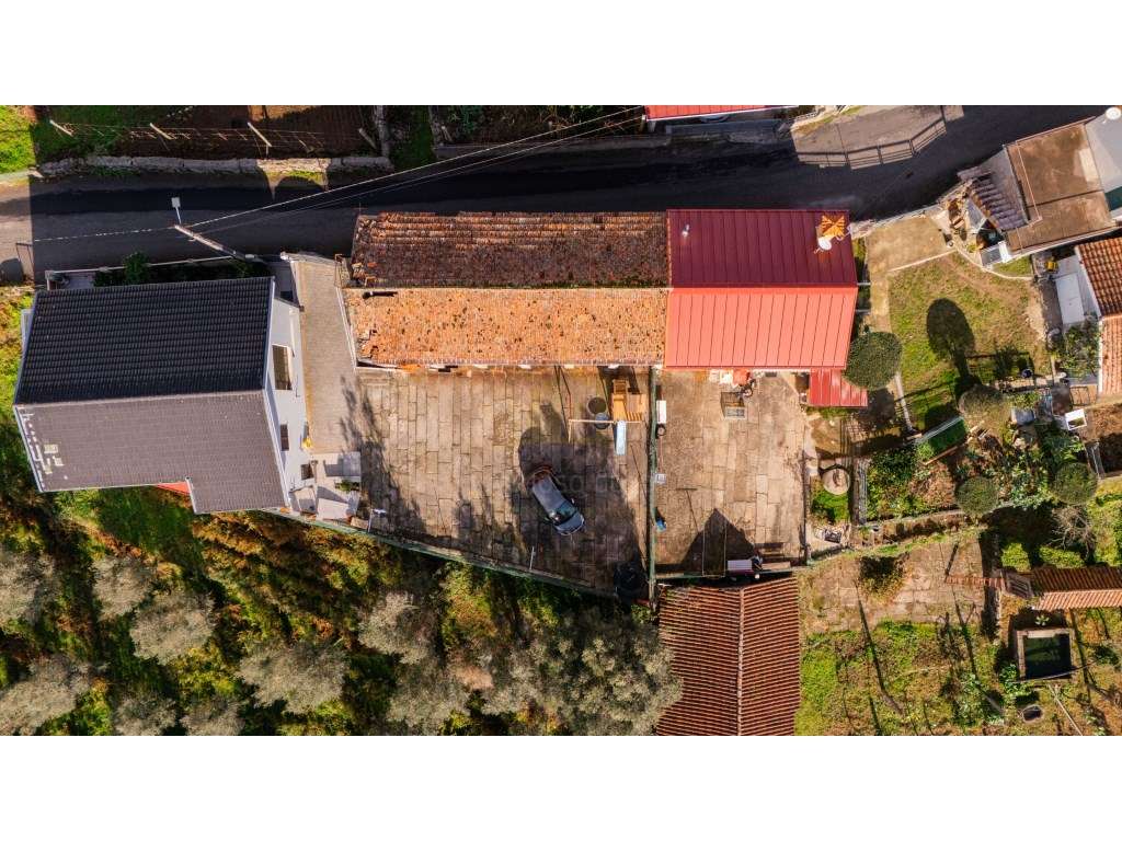 Terreno com Potencial para 1 ou 2 Habitações e excelente localização.-4