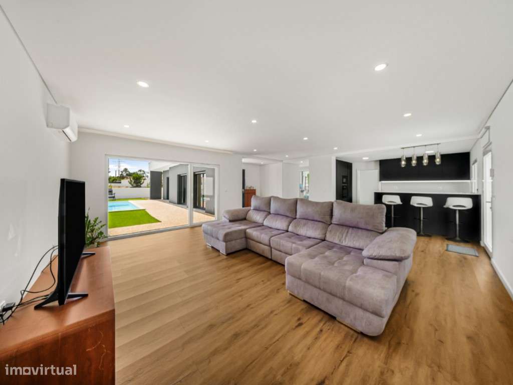 Moradia T3 Isolada com Piscina-7