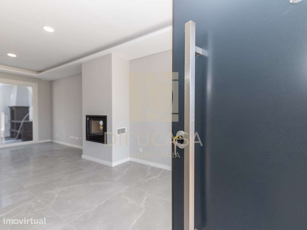 R300 Moradia T3+ 1 (sala de 40m2 localizada centro Fernão Ferro)-5