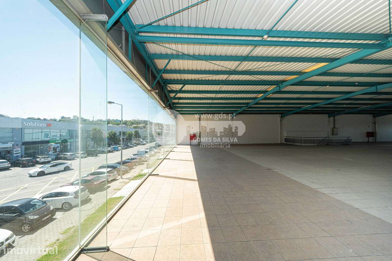 Pavilhão Comercial c/ área bruta de 1782m2 em Ferreiros-12
