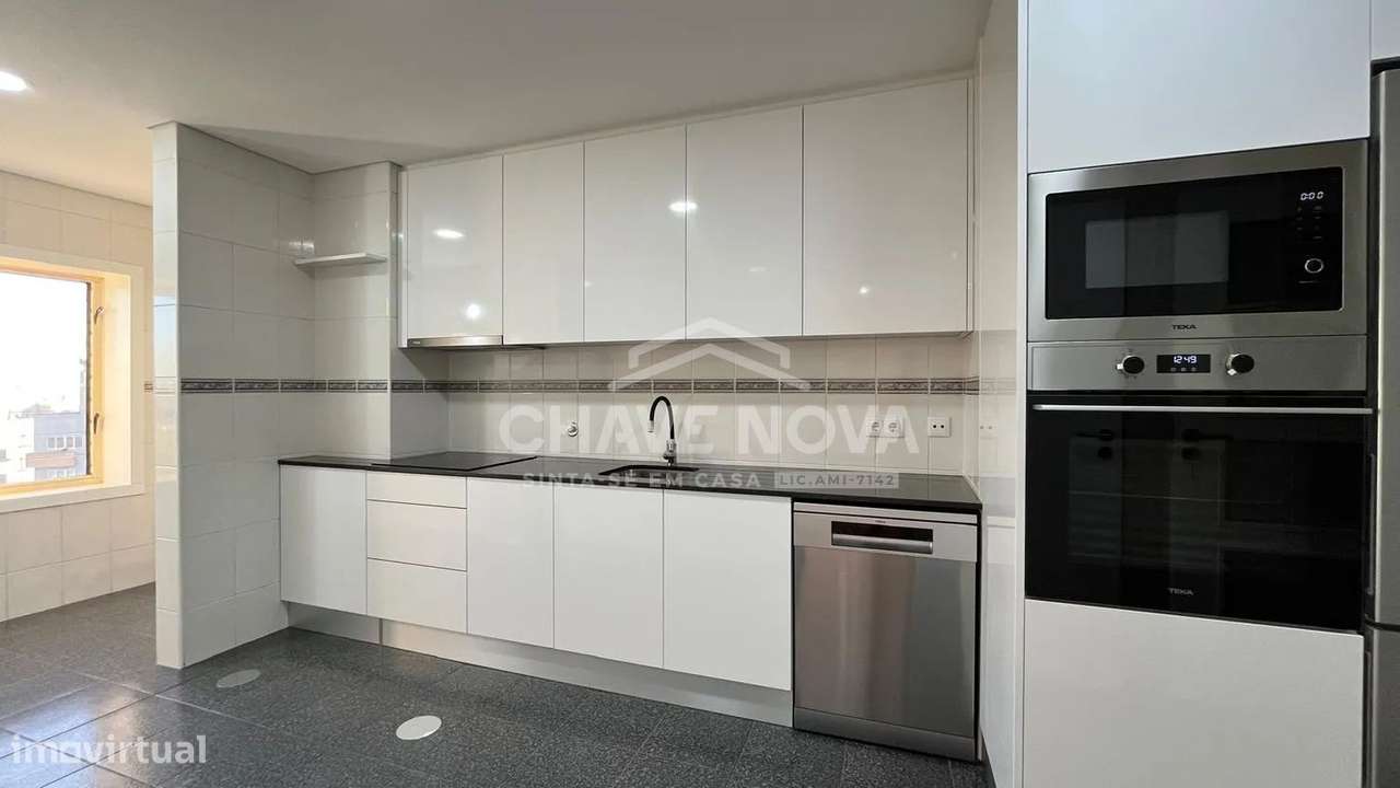 T2+1 Renovado na Madalena | Último Piso com Vista Mar e Box Privativa-6