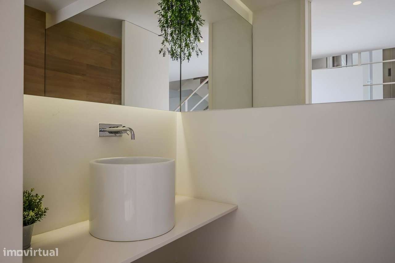 Moradia T4 com Piscina e Terraços Panorâmicos, Parede-23