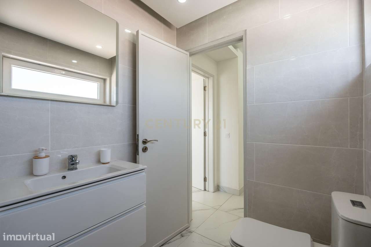 Exclusivo Apartamento T2 | Único Apartamento no 7º Piso | Vista Rio |-14