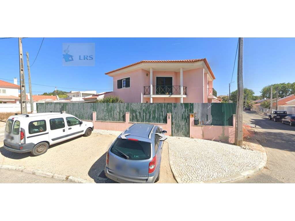 Moradia em Alcoitão - Excelente Oportunidade

Situada numa zona r...-1