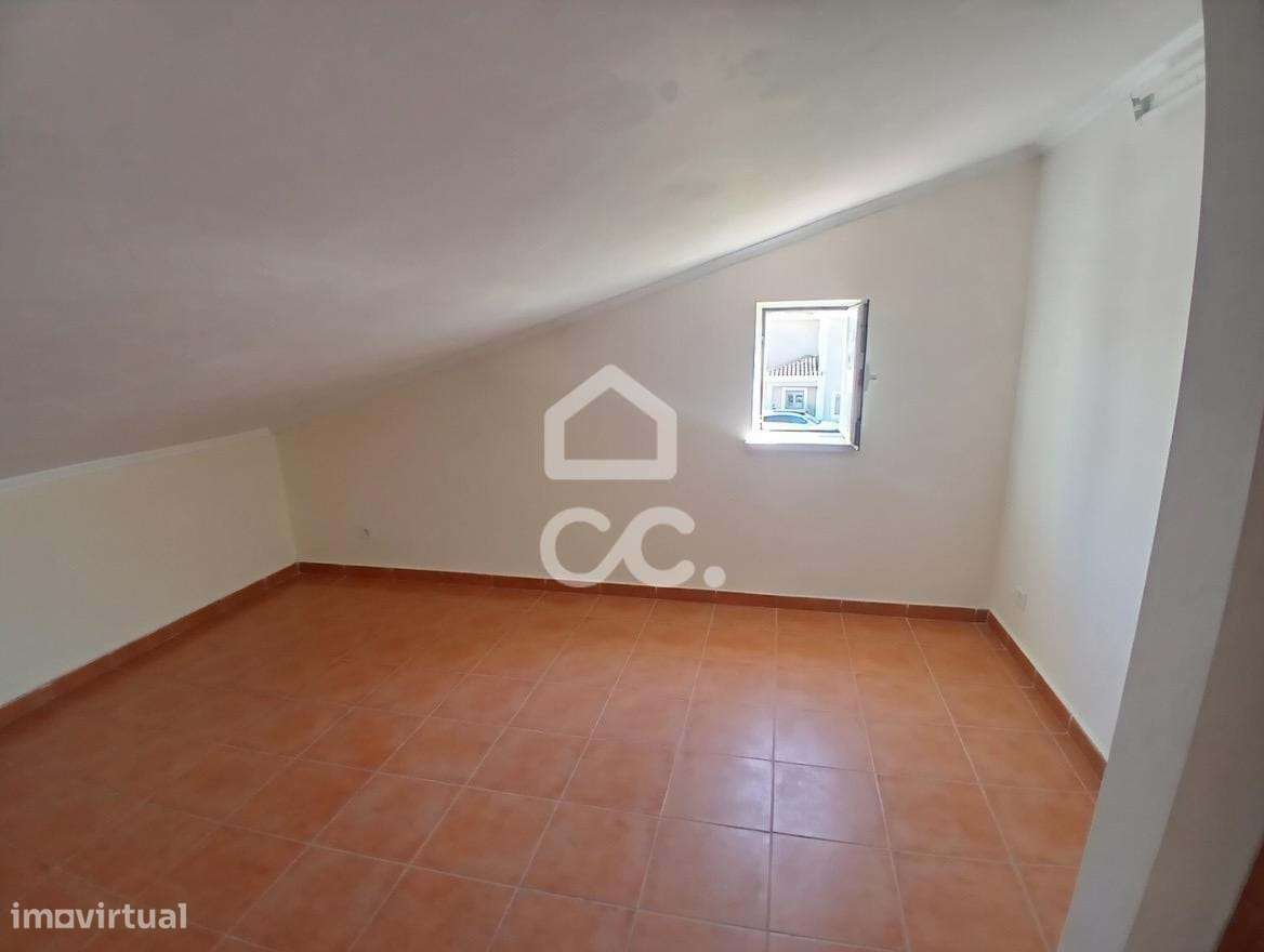 Moradia T3 com Piscina e Garagem em Azeitão-17