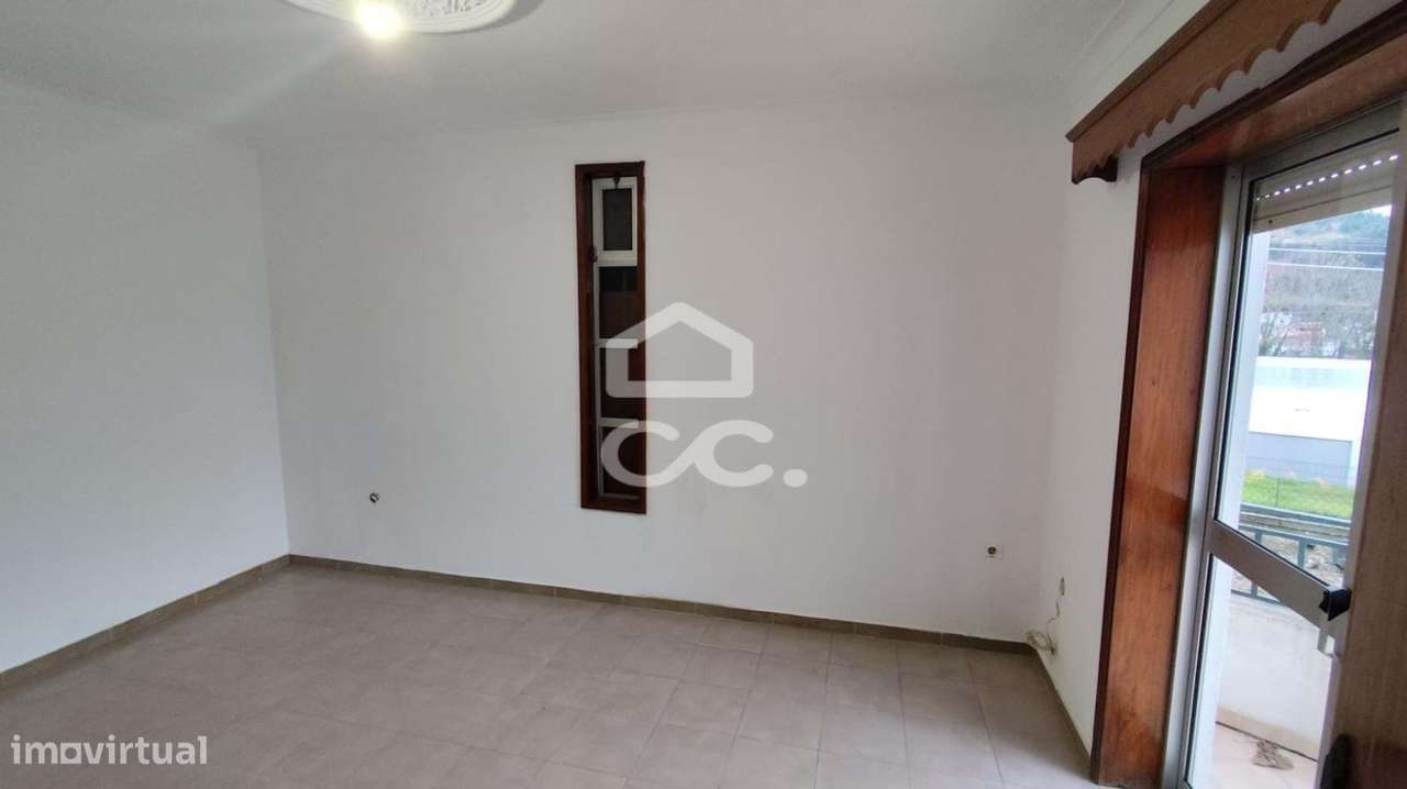 Moradia em Gaveto com Dupla Possibilidade: Habitação + Investimento em-17