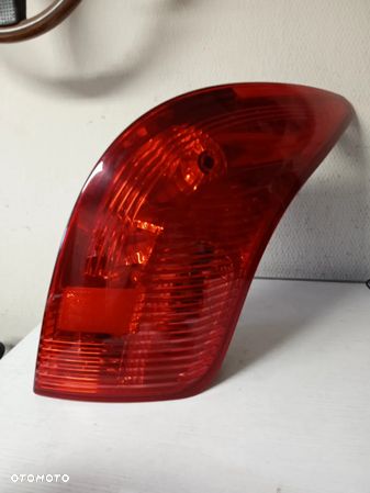 LAMPA TYLNA PEUGEOT 308 KOMBI 07-13 USZKODZONA - 1