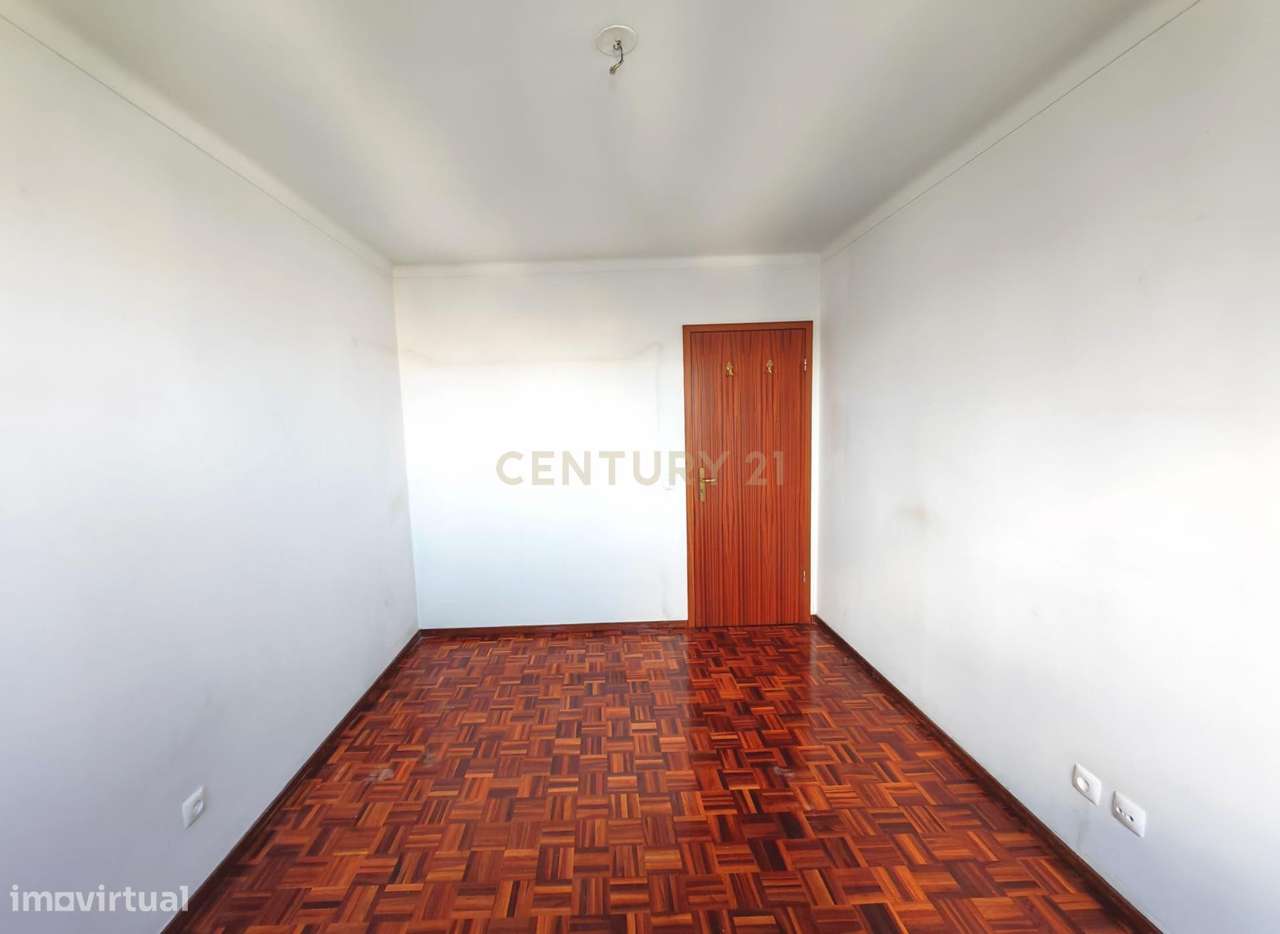 Apartamento T3 renovado recentemente com vista de Rio e Lisboa nos Oli-5