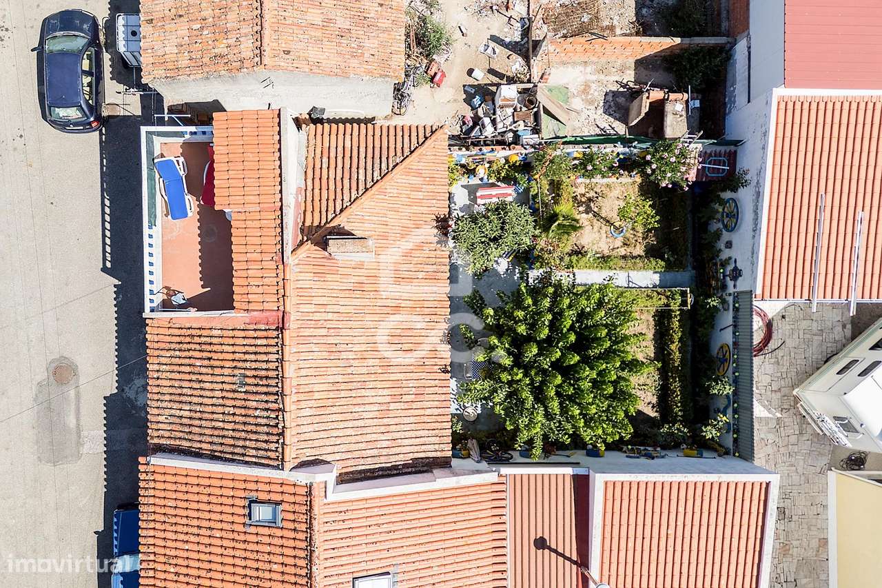 Moradia T3 c/ Quintal, Terraço e Aproveitamento de Sótão nos Canaviais-23