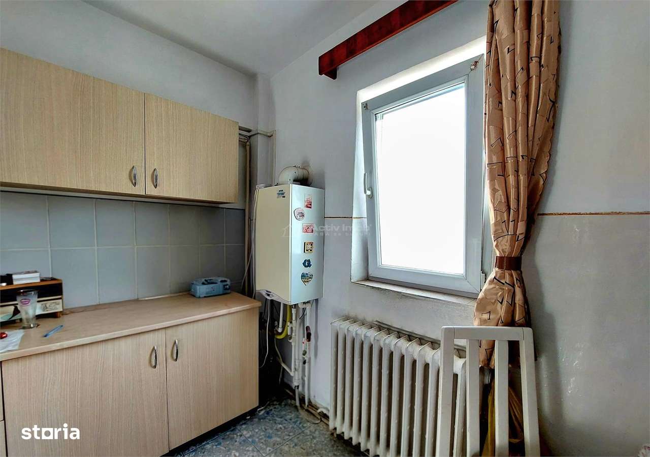 3 camere,decomandat, CENTRU - Str. Victoriei, etaj 3-8