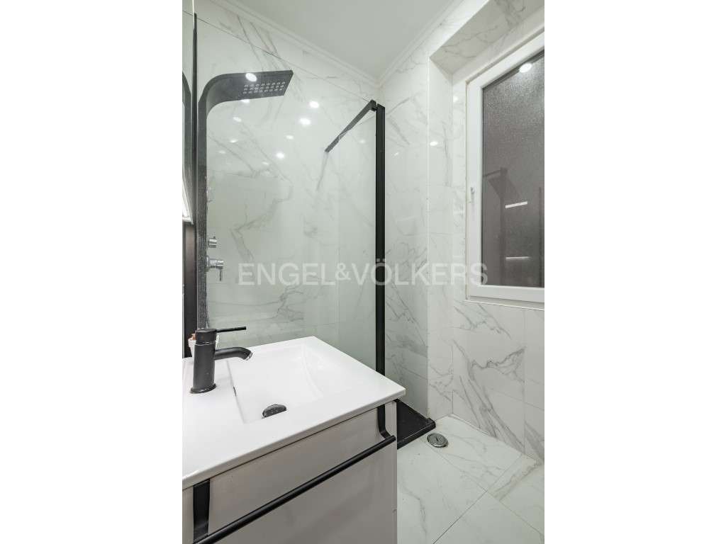 T4 remodelado com terraço e jardim Anjos / Arroios-21