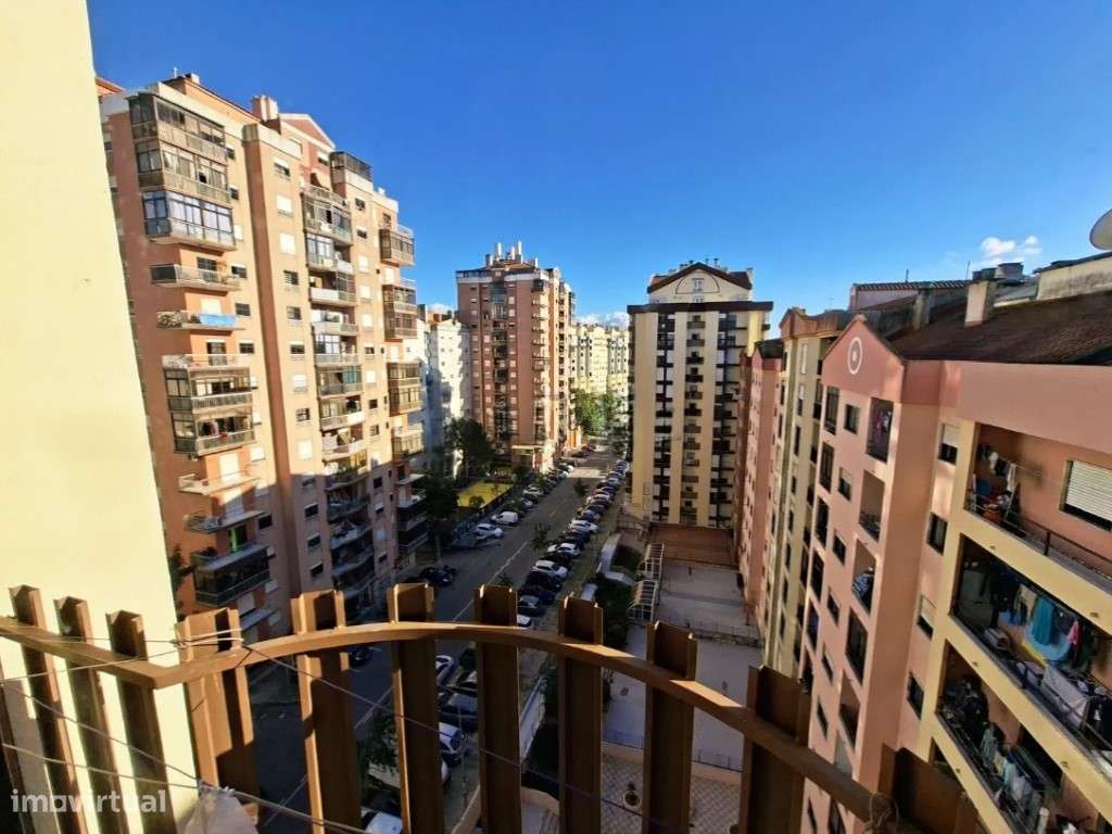 Apartamento T2 Remodelado na Tapada das Mercês-18