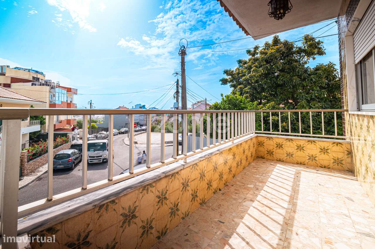 Moradia Geminada T4 com Jardim e Garagem em Zona Tranquila de Camarate-9