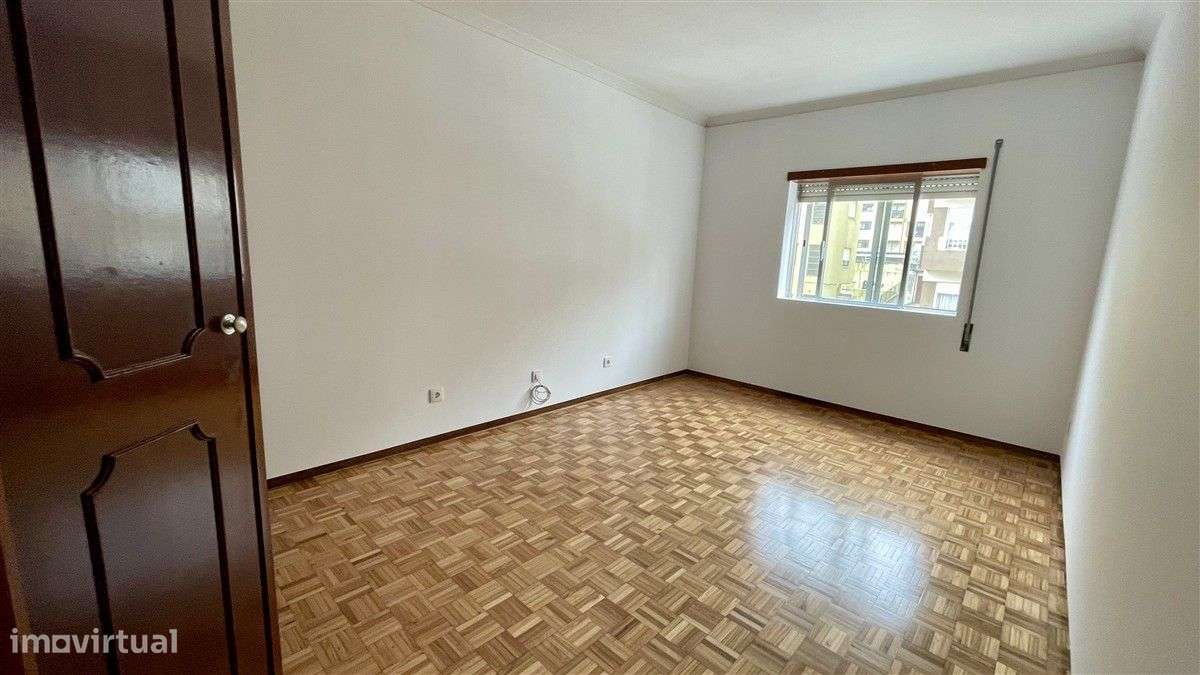 Andar de Moradia T3-Centro-Póvoa de Varzim-Garagem (30 m2)-Sotão - Grande imagem: 5/11