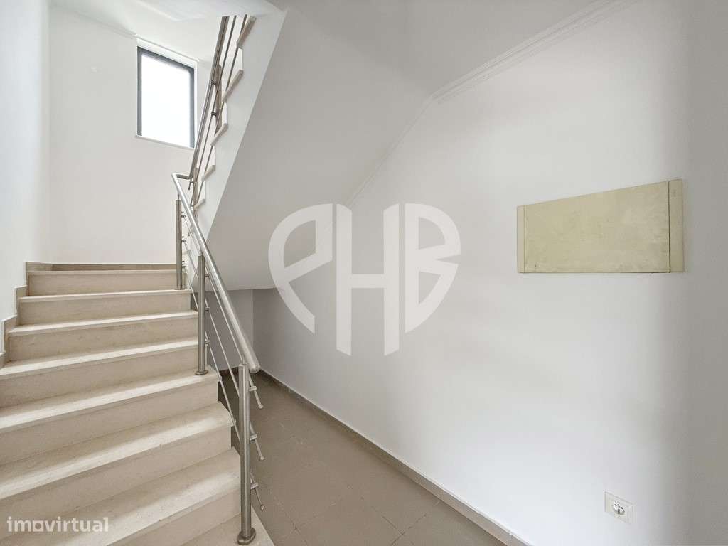 Exclusiva Moradia T5 de Arquitetura Contemporânea em Almada - Feijó-35