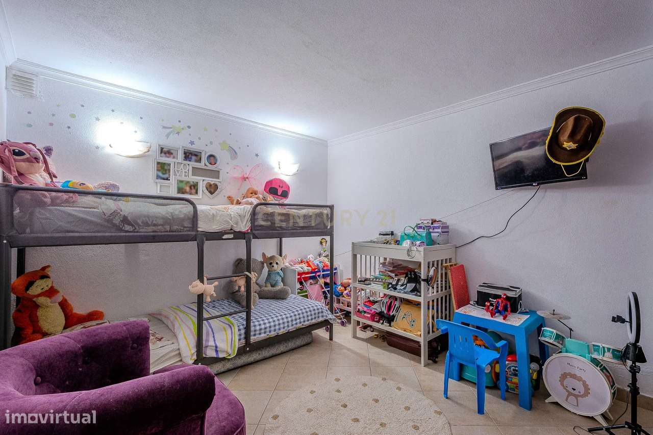 Moradia T2 Geminada C/ 2 Apartamentos Independentes e 238 M2 de Área E-47