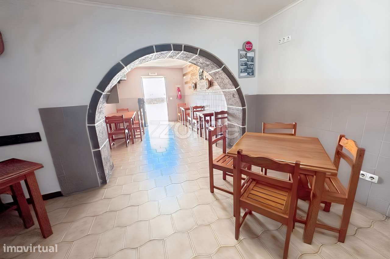 Moradia T4 com 2 Espaços de Comércio, no centro de Vila do Porto. - Grande imagem: 3/15