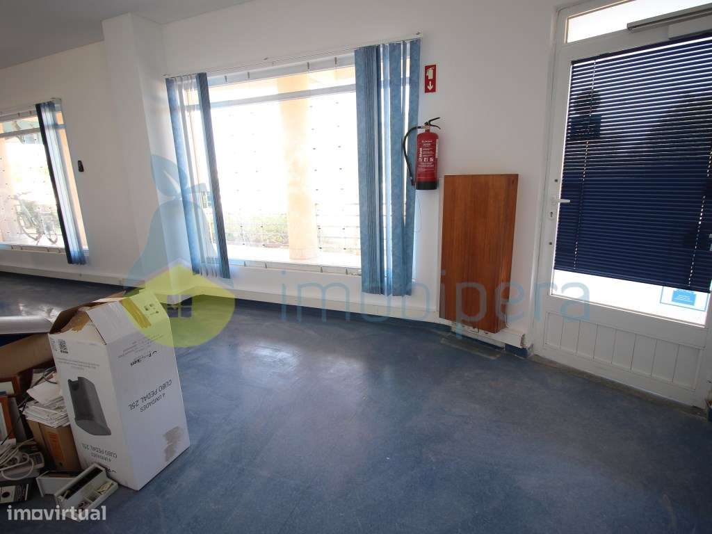 Loja Comercial com 55 m² e 2 Lugares de Garagem - Urbanização Quint...-3