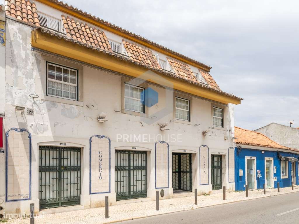 Prédio emblemático no Centro de Azeitão - Grande imagem: 2/58