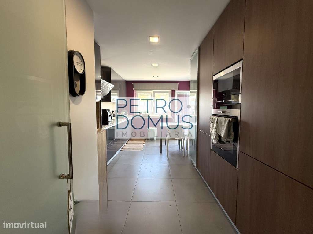 OPORTUNIDADE ÚNICA | T3 COM GARAGEM E VISTA CASTELO | LEIRIA - Grande imagem: 4/29