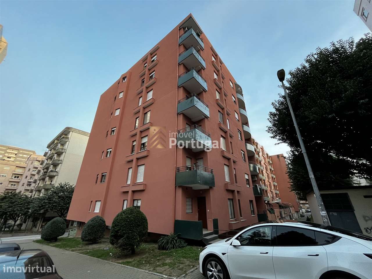 Amplo Ap. T4 Equipado, Prédio com Garagem Box e 2 Elevadores-30