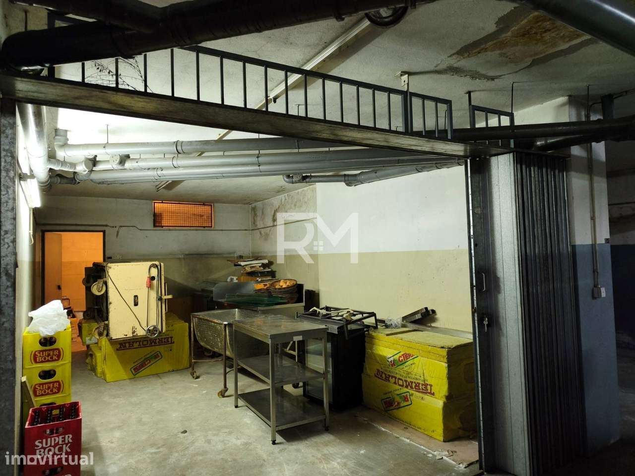 GARAGEM BOX COM ARRUMOS | CENTRO DE VALONGO-5