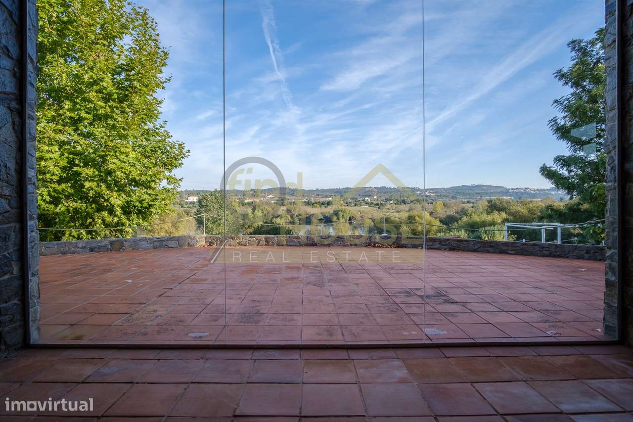 Quinta com Moradia, piscina e área para Loft com vista frontal para o - Grande imagem: 2/57