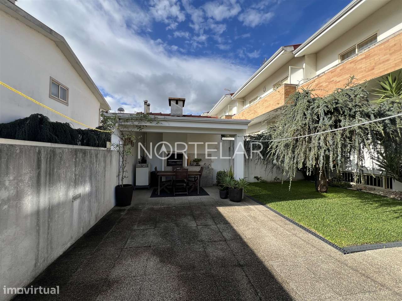 Moradia T3 com jardim e 3 frentes em Famalicão-32