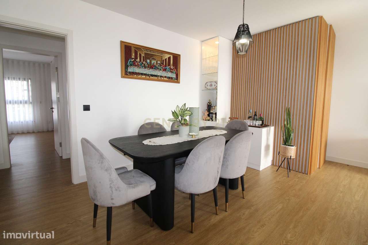 Apartamento T2 Exclusivo com Vista Mar e Localização Privilegiada-5