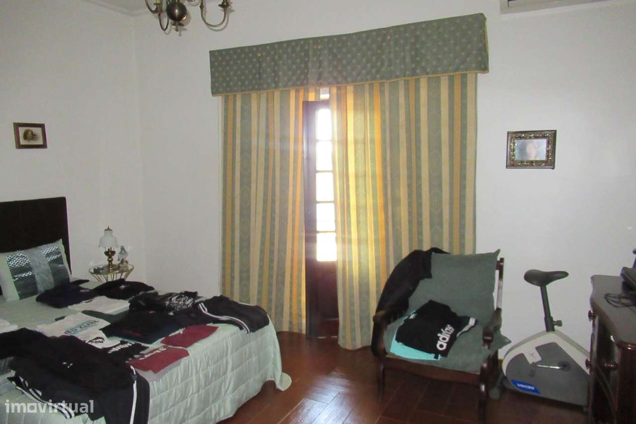 MORADIA ISOLADA COM COMÉRCIO E MORADIA DE R/C.-12