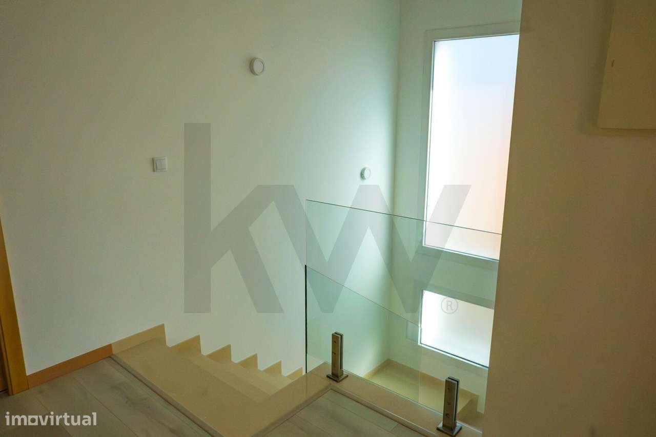 T3 Isolada em Famões: A Estreia Perfeita para a sua Família-24