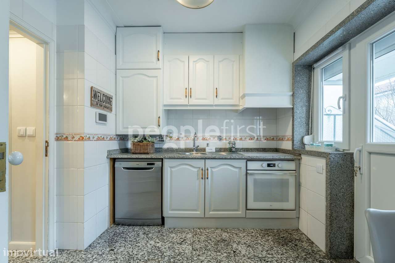 Moradia com garagem no centro da Senhora da Hora-8