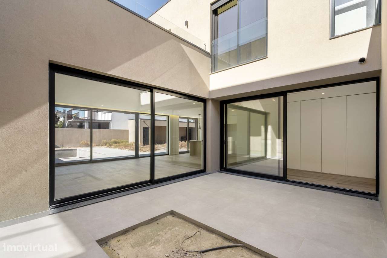 Moradia T3 de Luxo com 3 Suítes, Escritório e Piscina-15