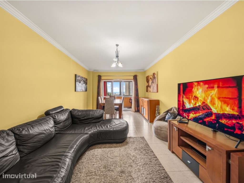 Apartamento T3 com Varanda e Garagem Box, na Quinta da Piedade-6