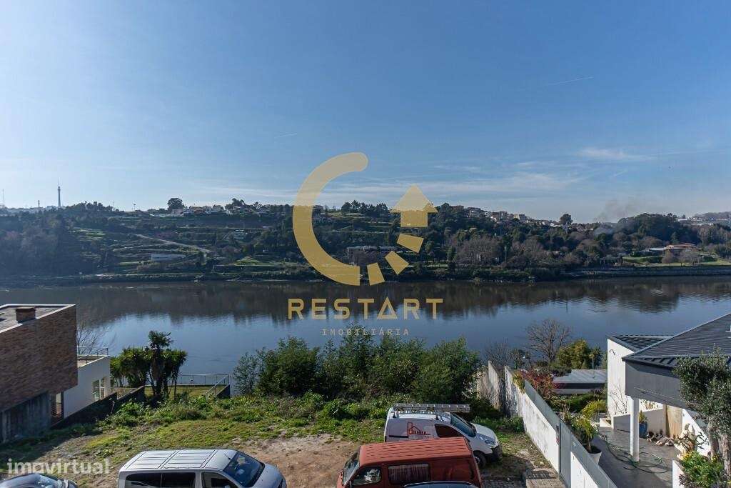 Moradia T4 de Luxo com Vistas Deslumbrantes sobre o Rio Douro-12