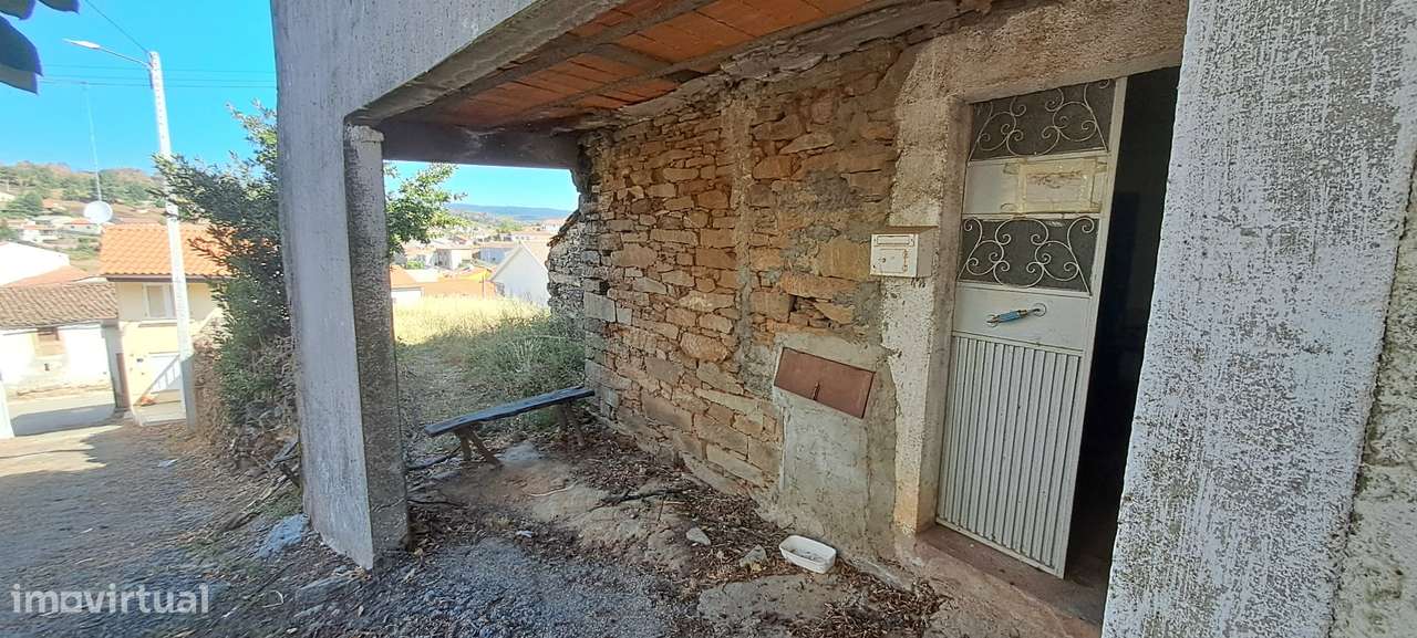Moradia para restaurar com terreno em S. Martinho de Angueira-7