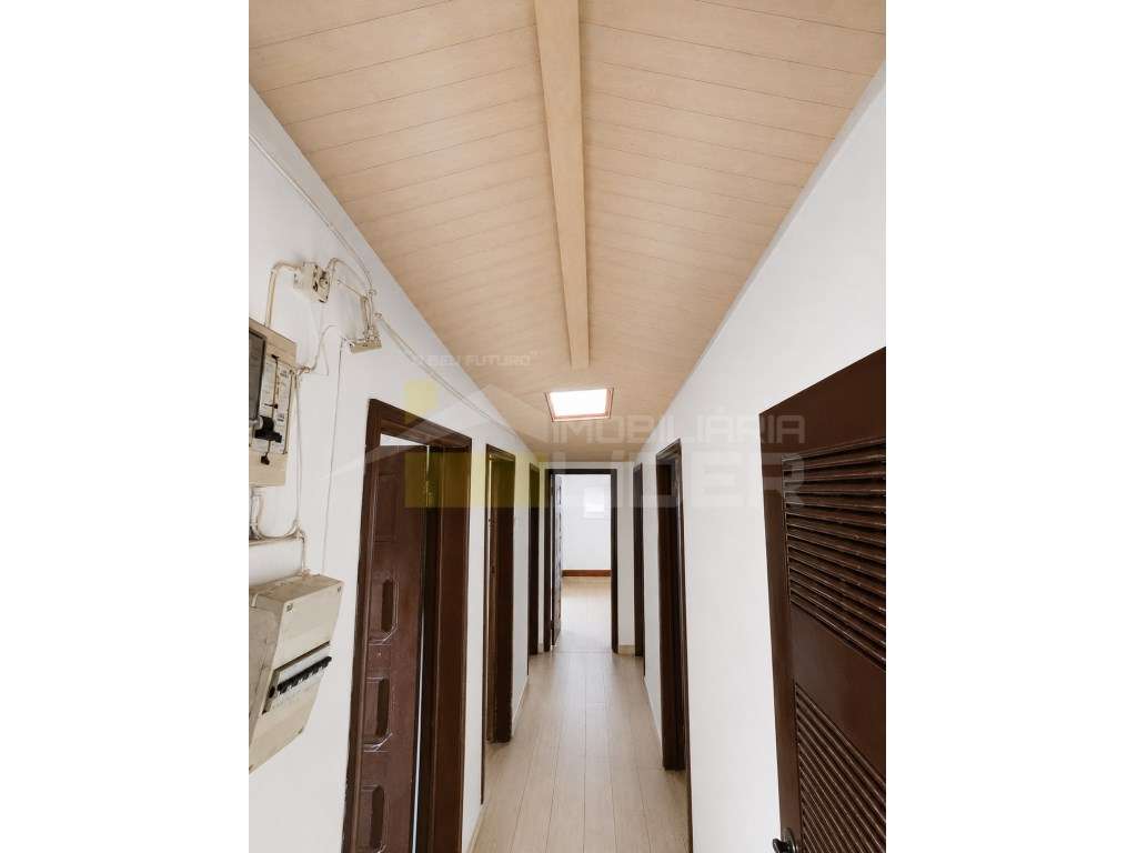 Exclusividade Imobiliária Lider.
Arrumos com 6 divisões e corredor...-5