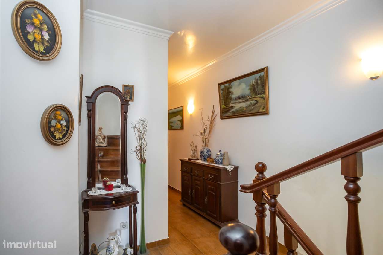 Moradia Geminada com Jardim, Cave e Garagem.-34