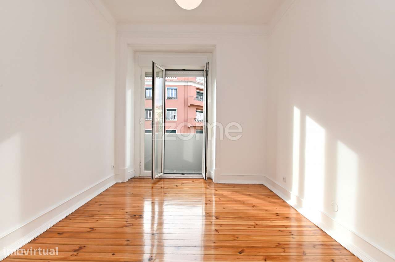 Apartamento T2+1 Renovado na Avenida Almirante Reis-14