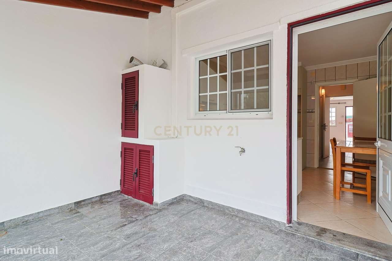 Moradia T2+1 com sótão, garagem, jardim e logradouro – Ponta Delgada-15