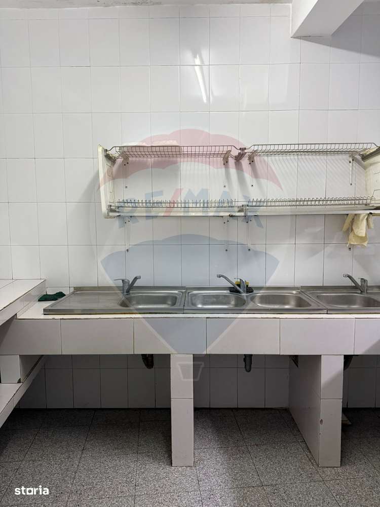 Casă / Vilă cu 8 camere de vânzare în zona Central-19